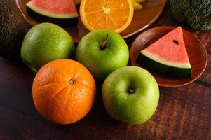 sandía de colores, piña, naranjas con aguacate y manzanas foto