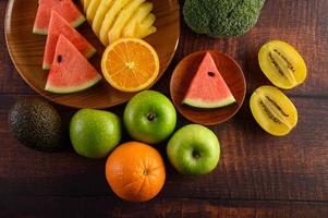 sandía de colores, piña, naranjas con aguacate y manzanas foto