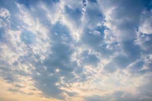 nubes en el cielo al atardecer foto