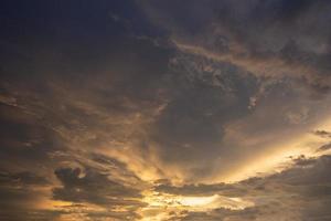 nubes en el cielo al atardecer foto