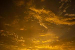 nubes en el cielo al atardecer foto