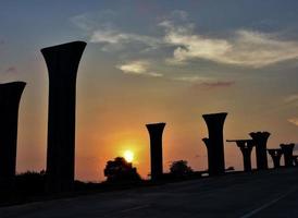 puesta de sol sobre un puente foto