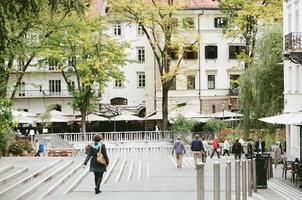 gente caminando en la acera en ljubljana foto