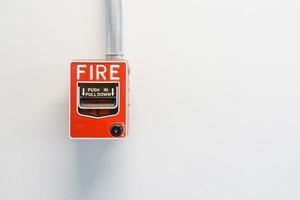 Caja de alarma contra incendios en la pared de cemento para el sistema de advertencia y seguridad foto