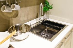 cocina blanca moderna con electrodomésticos de acero inoxidable y encimera de granito foto