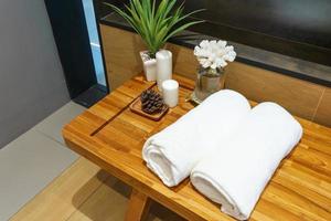 hermosa composición de tratamiento de spa en mesa de madera foto