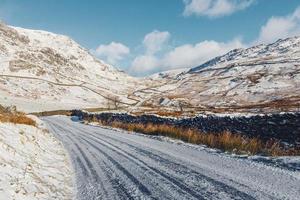 montaña cerca del campo de hierba y la carretera foto