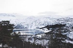 lago de invierno de noruega foto
