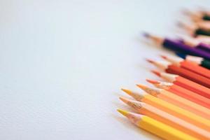 una variedad de lápices de colores foto