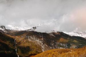 Fotografía de paisaje de montaña con cumbre de nieve. foto