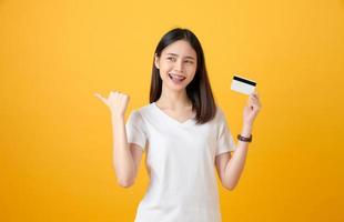 mujer sosteniendo una tarjeta de credito foto