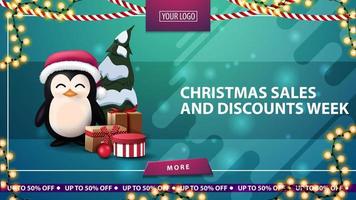 Venta de Navidad y semana de descuentos, banner de descuento horizontal verde con botón, guirnalda de marco y pingüino con sombrero de santa claus con regalos vector