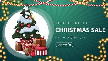 oferta especial, rebajas navideñas, hasta 50 de descuento, banner horizontal verde con guirnaldas, círculo grande blanco y árbol de navidad en una maceta con regalos vector