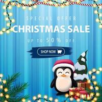 oferta especial, rebajas navideñas, hasta 50 de descuento, banner de descuento cuadrado azul con cortina en el fondo, guirnaldas y pingüino con gorro de santa claus con regalos vector