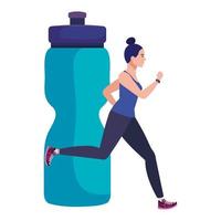 Mujer corriendo con fondo de botella de bebida de plástico, atleta femenina con botella de hidratación