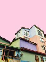 casas de colores cielo rosa foto