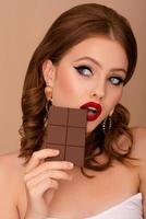 retrato de niña modelo con un chocolate dulce foto