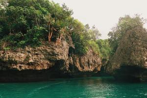 acantilado rocoso y vista al agua verde esmeralda foto