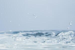 gotas de agua sobre la superficie del agua foto