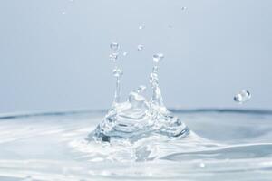 gotas de agua sobre la superficie del agua foto