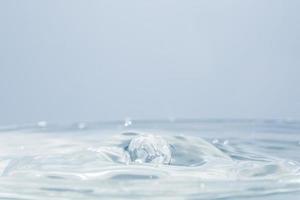 gotas de agua sobre la superficie del agua foto