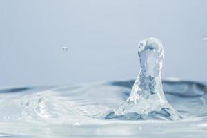 gotas de agua sobre la superficie del agua foto