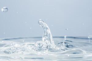 gotas de agua sobre la superficie del agua foto