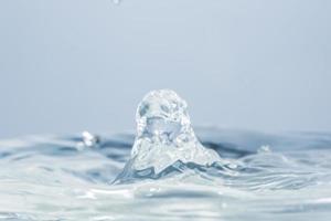 gotas de agua sobre la superficie del agua foto