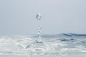 gotas de agua sobre la superficie del agua foto