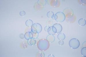 Burbujas delante de un fondo blanco grisáceo foto