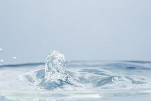 gotas de agua sobre la superficie del agua foto