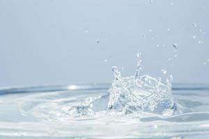 gotas de agua sobre la superficie del agua foto