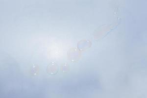 Burbujas delante de un fondo blanco grisáceo foto