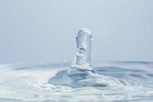 gotas de agua sobre la superficie del agua foto