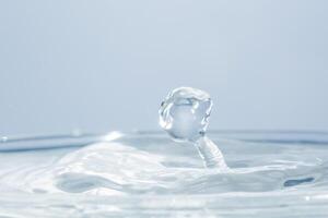 gota de agua en la superficie del agua foto