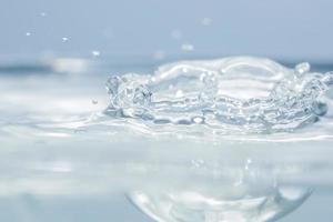 gotas de agua sobre la superficie del agua foto