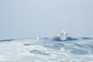 gotas de agua sobre la superficie del agua foto