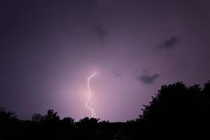 relámpago en la noche foto