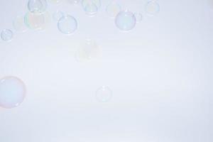 Burbujas delante de un fondo blanco grisáceo