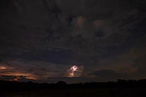 relámpago en la noche foto