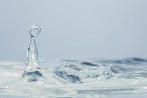 gotas de agua sobre la superficie del agua foto