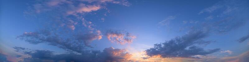 cielo y nubes al atardecer foto