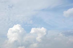 cielo azul y nubes foto