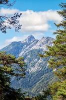 Panorama de las montañas Karwendel en un hermoso día soleado foto