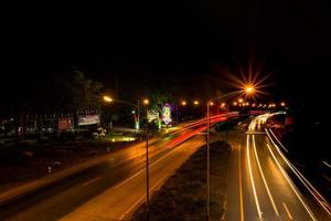 luces de la calle y senderos de luz en la noche foto