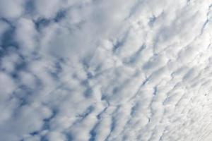 nubes blancas en el cielo foto