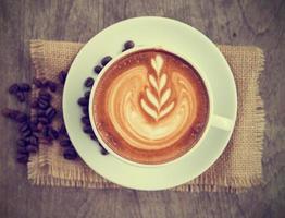 una taza de café con leche o capuchino con efecto de filtro retro foto