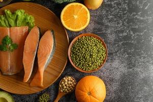legumbres, frutas y trozos de salmón foto