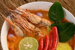 sopa tailandesa de tom yum kung caliente y picante foto