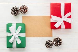 Feliz Navidad tarjeta de felicitación de papel artesanal y plantilla de maqueta de sobre con cajas de regalo foto